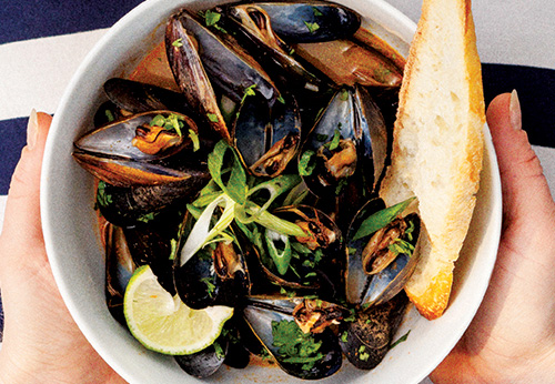 Coconut red curry mussels