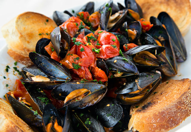 Spanish Mussels with tomato and baguette bread